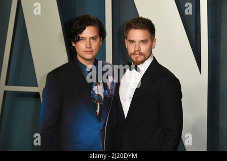 Cole Sprouse and Dylan Sprouse attends the 2022 Vanity Fair Oscar Party at the Wallis Annenberg Center for the Performing Arts on March 27, 2022 in Beverly Hills, California.  Photo: Casey Flanigan/imageSPACE/MediaPunch Stock Photo