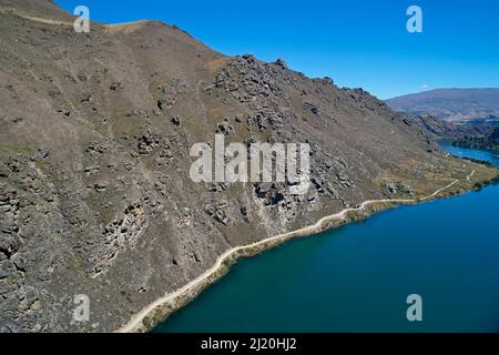 Lake Dunstan Cycle Trail, Cromwell Gorge, Lake Dunstan, near Cromwell, Central Otago, South Island, New Zealand Stock Photo