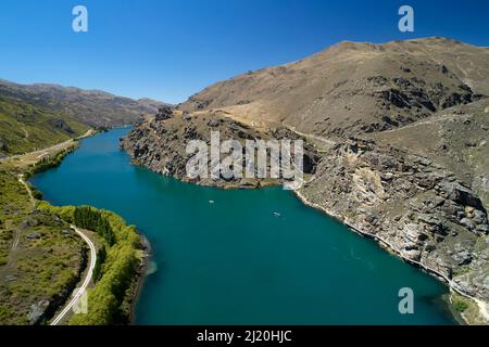 Lake Dunstan and Lake Dunstan Cycle Trail (on right), near Cromwell, Central Otago, South Island, New Zealand Stock Photo