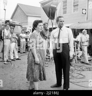 MAUREEN STAPLETON and MARLON BRANDO on set location candid with Movie Crew during filming of THE FUGITIVE KIND 1960 director SIDNEY LUMET play Tennessee Williams screenplay Tennessee Williams and Meade Roberts Pennebaker  Productions / United Artists Stock Photo