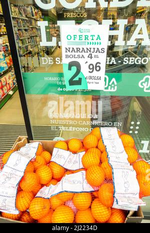 Naranjas oranges oferta selling discounted in Spanishsupermarket, Madrid, Spain Stock Photo
