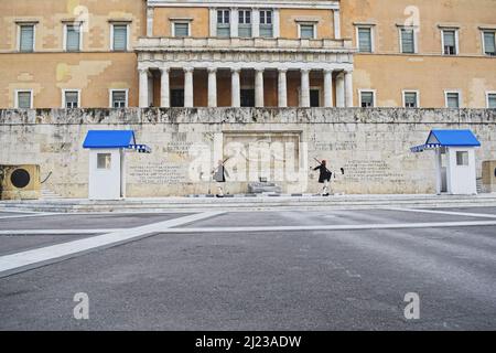 Greek Parliament and presidential guard (called Evzones) in front of Tomb of the Unknown Soldier at Syntagma Square in the city center of Athens Stock Photo