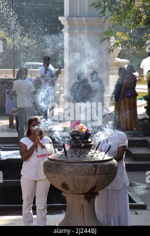 Devotees making offerings at Kelaniya Raja Maha Vihara, Colombo Stock Photo