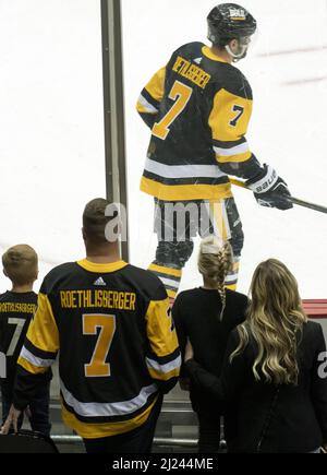 Pittsburgh, United States. 29th Mar, 2022. Retired Pittsburgh Steelers Ben  Roethlisberger waves to the fans before ceremonial puck drop before the  game with Pittsburgh Penguins against New York Rangers at PPG Paints