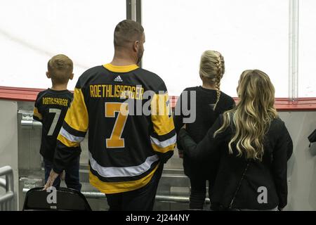 Pittsburgh, United States. 29th Mar, 2022. Retired Pittsburgh Steelers Ben  Roethlisberger waves to the fans before ceremonial puck drop before the  game with Pittsburgh Penguins against New York Rangers at PPG Paints