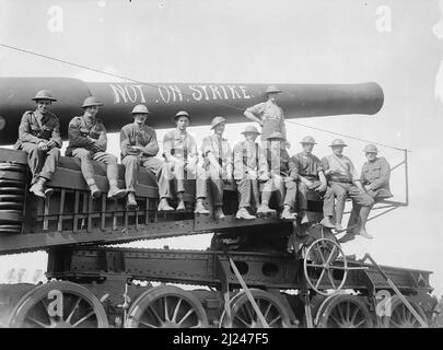 1917 Battle of Langemarck 16-18 August: 12 inch railway gun at Woesten with its crew perched on it and the slogan 'Not on Strike' on the barrel. NOTE : The pattern of the bogie wheels with the frame inside identifies this as a 12 inch Railway Gun on Vickers Mk I mounting. Stock Photo