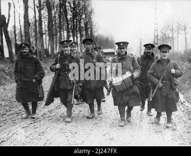 Group of British soldiers, WW1 Stock Photo - Alamy