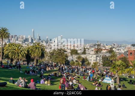 San Francisco, CA, USA-March 6, 2022: People gather on a warm spring day in urban park in city center. Stock Photo