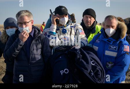 Zhezkazgan, Kazakhstan. 30th Mar, 2022. Expedition 66 NASA astronaut Mark Vande Hei is carried to a medical tent shortly after he and fellow crew mates Pyotr Dubrov and Anton Shkaplerov of Roscosmos landed in their Soyuz MS-19 spacecraft near the town of Zhezkazgan, Kazakhstan on Wednesday, March 30, 2022. Vande Hei and Dubrov are returning to Earth after logging 355 days in space as members of Expeditions 64-66 aboard the International Space Station. Credit: dpa picture alliance/Alamy Live News Stock Photo
