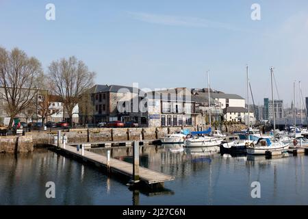 Plymouth, Devon, UK. 30th March, 2022. A sunny spring day in the Barbican in Plymouth.  The Barbican is a popular tourist area with many Marinas. Stock Photo