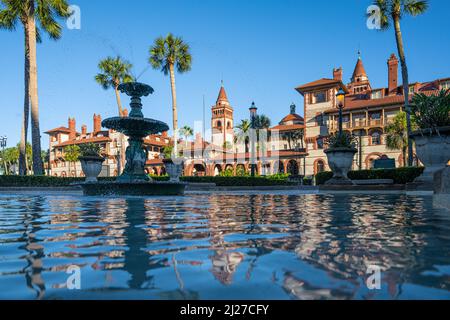 Flagler College (former 19th century Ponce de Leon Hotel) from the historic Alcazar Hotel Plaza fountain in Old City St. Augustine, Florida. (USA) Stock Photo