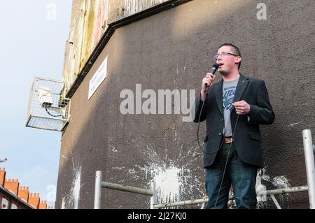 31/08/2009, Belfast, Northern Ireland. Niall O'Donnghaile, East Belfast representative for Sinn Fein, addresses the crowd at a rally to celebrate the closure of Mountpottinger PSNI station..  The rally was followed by a night of sectarian fighing and rioting. Stock Photo