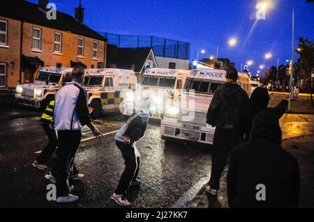 30/09/2009, Belfast, Northern Ireland.  Youths attack PSNI Landrovers with bricks, stones, baseball bats and hurly sticks, Short Strand. Stock Photo