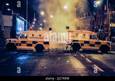 30/09/2009, Belfast, Northern Ireland.  Smoke rises from PSNI landrovers after a small explosive device was thrown during civil unrest at the Short Strand/Castlereagh Street junction in Belfast Stock Photo