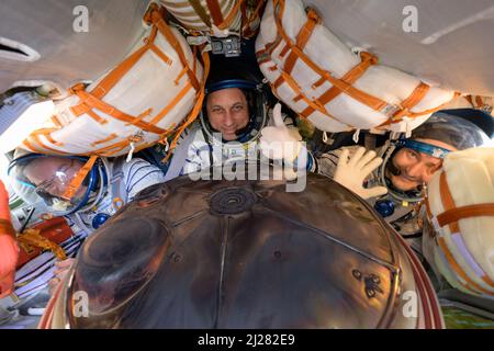 Zhezkazgan, Kazakhstan. 30th Mar, 2022. Expedition 66 crew members Mark Vande Hei of NASA, left, cosmonauts Anton Shkaplerov, center, and Pyotr Dubrov of Roscosmos, are seen inside their Soyuz MS-19 spacecraft after is landed in a remote area near the town of Zhezkazgan, Kazakhstan, on Wednesday, March 30, 2022. Vande Hei and Dubrov are returning to Earth after logging 355 days in space as members of Expeditions 64-66 aboard the International Space Station. Credit: UPI/Alamy Live News Stock Photo