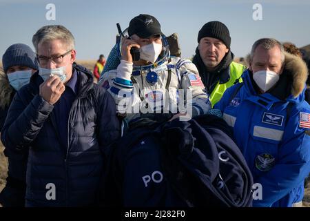 Zhezkazgan, Kazakhstan. 30th Mar, 2022. Expedition 66 NASA astronaut Mark Vande Hei is carried to a medical tent shortly after he and fellow crew mates Pyotr Dubrov and Anton Shkaplerov of Roscosmos landed in their Soyuz MS-19 spacecraft near the town of Zhezkazgan, Kazakhstan, on Wednesday, March 30, 2022. Vande Hei and Dubrov are returning to Earth after logging 355 days in space as members of Expeditions 64-66 aboard the International Space Station. Credit: UPI/Alamy Live News Stock Photo