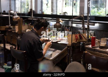 Thai Jeweler making fine Jewelry in a workshop Stock Photo