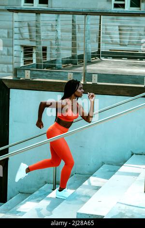 Woman in climbing outfit training at bouldering gym Stock Photo - Alamy