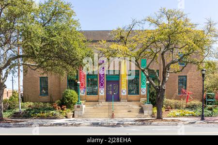 SHELBY, NC, USA-28 MARCH 2022: Cleveland County Arts Council building.  Front facade with colorful banner signs in early spring. Stock Photo