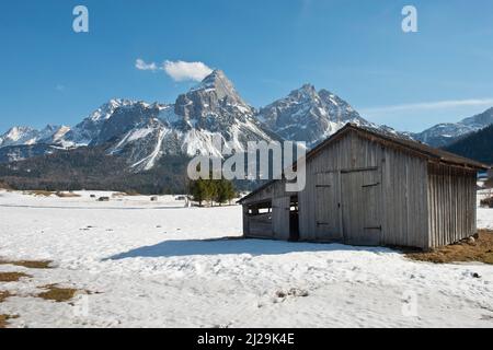 Hut in front of the Wetterstein Mountains with the Schneefernerkopf, Tyrol, Austria Stock Photo