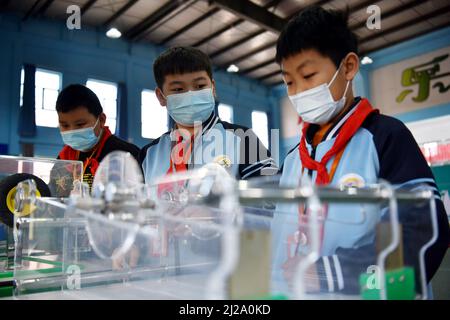 ZHANGJIAKOU, CHINA - MARCH 31, 2022 - Primary school students experience the charm of technology at the China Mobile Science and Technology Museum in Stock Photo