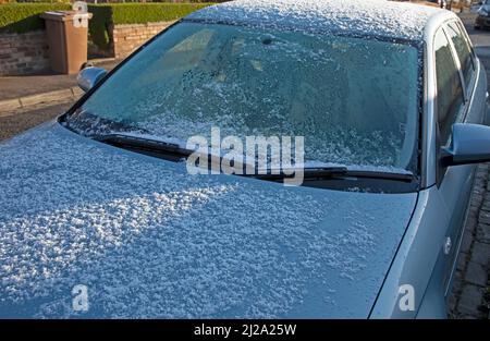 Edinburgh, Scotland, UK. 31st March 2022. March ends with wintry showers, giving vehicles a slight covering of ice and snow along with a sunny start. Credit: Archwhite/alamy live news Stock Photo