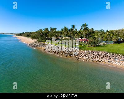 Blacks Beach, Mackay, Queensland, Australia - April 2022: Comfort Resort Blue Pacific accommodation on the beachfront in a tropical setting. Drone aer Stock Photo