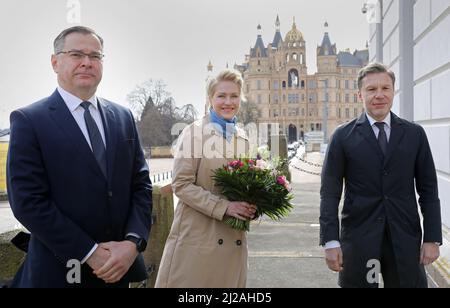 Schwerin, Germany. 31st Mar, 2022. At a photo opportunity, Pawel Gronow (l-r), chargé d'affaires of the Embassy of the Republic of Poland, Manuela Schwesig (SPD), Minister President of Mecklenburg-Western Pomerania, and Marcin Król, Consul of the Republic of Poland in Berlin, stand in front of the State Chancellery. In the background is the Schwerin Castle. Credit: Bernd Wüstneck/dpa-Zentralbild/dpa/Alamy Live News Stock Photo