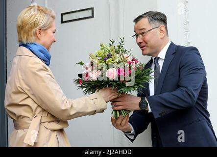 Schwerin, Germany. 31st Mar, 2022. Manuela Schwesig (SPD), Minister President of Mecklenburg-Western Pomerania, receives a bouquet of flowers from Pawel Gronow, Chargé d'Affaires of the Embassy of the Republic of Poland, during his visit to the State Chancellery. Credit: Bernd Wüstneck/dpa-Zentralbild/dpa/Alamy Live News Stock Photo