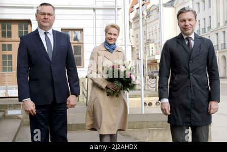 Schwerin, Germany. 31st Mar, 2022. At a photo opportunity, Pawel Gronow (l-r), chargé d'affaires of the Embassy of the Republic of Poland, Manuela Schwesig (SPD), Minister President of Mecklenburg-Western Pomerania, and Marcin Król, Consul of the Republic of Poland in Berlin, stand in front of the State Chancellery. In the background is the Schwerin Castle. Credit: Bernd Wüstneck/dpa-Zentralbild/dpa/Alamy Live News Stock Photo