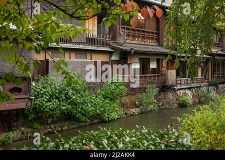 Horizontal view of some traditional wooden houses on the Shirakawa River bank in Gion, Southern Higashiyama District, Kyoto, Japan Stock Photo