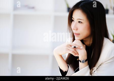 SME Business Owners, Analysts, Economists, Portrait of Asian businesswoman are sitting around smiling and analyzing, managing financial statements and Stock Photo