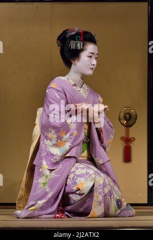 Geisha in traditional make-up and wearing a kimono in the Gion district of  Kyoto, Japan Stock Photo - Alamy