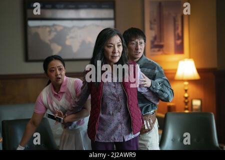 EVERYTHING EVERYWHERE ALL AT ONCE (2022) STEPHANIE HSU  MICHELLE YEOH  KE HUY QUAN  DAN KWAN (DIR)  DANIEL SCHEINERT (DIR)  A24/MOVIESTORE COLLECTION Stock Photo