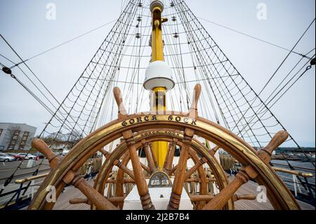 Kiel, Germany. 31st Mar, 2022. The steering wheel of the sail training ship Gorch Fock. After eight years, Captain Brandt has handed over command of the sail training ship Gorch Fock to Captain Graf von Kielmansegg. Credit: Daniel Reinhardt/dpa/Alamy Live News Stock Photo