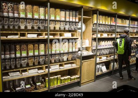 La Vie Claire, organic shop: the bulk section Stock Photo