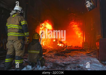 Kuwait City, Kuwait. 31st Mar, 2022. Firefighters try to extinguish a fire at Al-Mubarakiya market in Kuwait City, Kuwait, on March 31, 2022. A total of 14 injured on Thursday afternoon as a huge fire broke out at Kuwait's popular Al-Mubarakiya market in Kuwait City, the Kuwait News Agency (KUNA) said. Credit: Asad/Xinhua/Alamy Live News Stock Photo