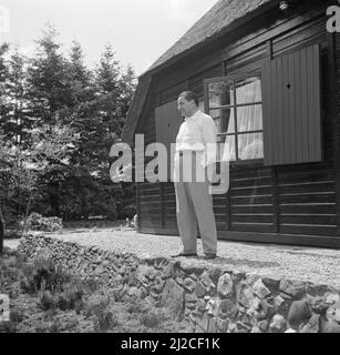 The conductor Eduard van Beinum stands with his hands in his pockets at his country house Bergsham in Garderen ca: June 5, 1954 Stock Photo
