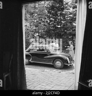 The conductor Eduard van Beinum stands with his wife Sepha van Beinum-Janssen at their open DKW at their country house Bergsham in Garderen ca: June 5, 1954 Stock Photo