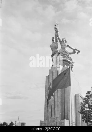 Front of the Soviet Union pavilion with group of statues and the national flag  ca: 1937 Stock Photo