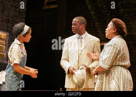 l-r: Nicole Charles (Beneatha Younger), Javone Prince (Joseph Asagai), Novella Nelson (Lena Younger / Mama) in A RAISIN IN THE SUN by Lorraine Hansberry at the Lyric Hammersmith, London W6  24/02/2005  a Young Vic Theatre Company / Salisbury Playhouse co-production  design: Francis O’Connor  lighting: Tim Mitchell  director: David Lan Stock Photo