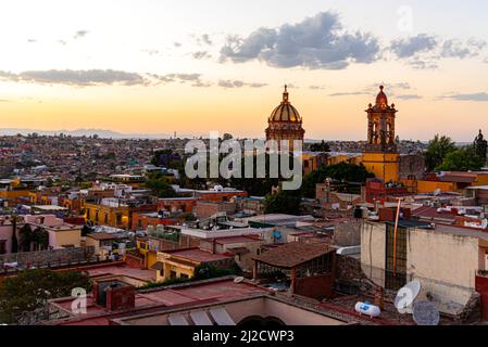 Magic hour light over the city San Miguel de Allende, Guanajuato, Mexico. Templo de la Tercera Orden and Templo de San Francisco. (R to L) Stock Photo