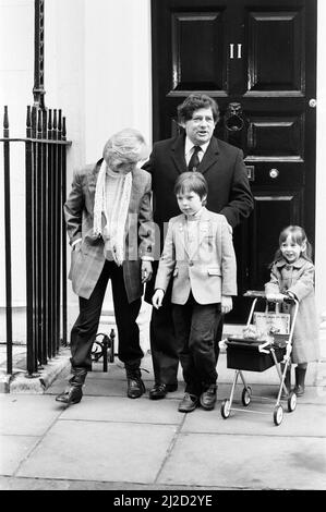 Chancellor of the Exchequer Nigel Lawson and his wife Therese with their children Tom and Emily outside number 11 Downing Street. 18th March 1986. Stock Photo