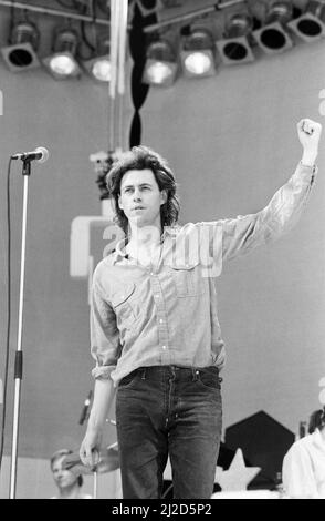 Live Aid dual venue benefit concert held on 13th July 1985 at Wembley Stadium in London, England, and the John F. Kennedy Stadium in Philadelphia, Pennsylvania, United States. The concerts were organised as a follow up to the Band Aid single 'Do They Know Its Christmas?'  to raise money for victims of the famine in Ethiopia. Picture shows Bob Geldof on stage during the concert at Wembley. Stock Photo