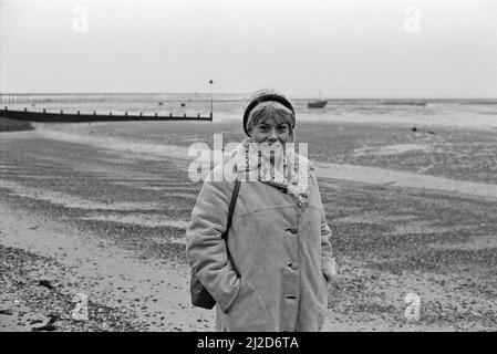 EastEnders went to Southend, Essex, to film the reunion of runaway Mark Fowler and his family. Wendy Richard (Pauline Fowler). 20th November 1985. Stock Photo