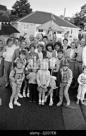 Residents of Fenay Lea Drive, Waterloo, enjoy themselves in spite of the weather, to celebrate the Duke and Duchess of York's marriage. 23rd July 1986. Stock Photo