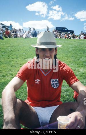 England football team participate in a warm up match against a US Air Force team at Colorado Springs, USA in preparation for the 1986 World Cup tournament in Mexico. England won the match 11-0. Mark Hately sitting down watching the action.  11th May 1986. Stock Photo