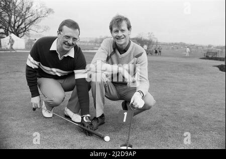 Snooker players Dennis Taylor and Alex 'Hurricane' Higgins on a putting green at the Snooker golf society meeting at The Belfry Course, Sutton Coalfield. 30th April 1985. Stock Photo