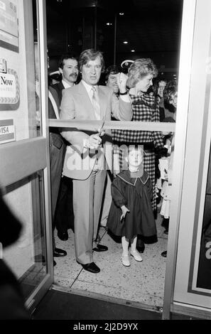 Coronation Street actor William Roache opening a shop in Bolton with his wife Sarah and daughter Verity. 25th May 1985. Stock Photo