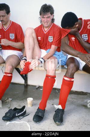 England football team participate in a warm up match against a US Air Force team at Colorado Springs, USA in preparation for the 1986 World Cup tournament in Mexico.England won the match 11-0. Kenny Sansom, Glenn Hoddle and Viv Anderson on the bench. 11th May 1986. Stock Photo